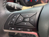 お手元での操作でボリュームやラジオの操作ができる安心のステアリングスイッチ付きとなっております。