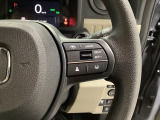 ステアリング右手側に安全運転支援機能のホンダセンシングをコントロールするスイッチ、左手側にオーディオ関連のコントロールスイッチを配置、視線を逸らすことなく運転に集中できます