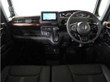 ◆視界広々で非常に運転しやすくロングドライブでも疲れを感じさせないすっきりとまとまったインパネ周りです。
