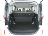 便利な6:4分割可倒式シートです。収納と乗車人数のバランスに優れています♪荷物の大きさに応じたラゲージスペースをフレキシブルに作り出せるので、シーンに応じた使い方ができます♪