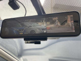 ◆◆◆スマートルームミラーです。乗員、ヘッドレスト、積載物などで遮られがちなルームミラーの後方視界を車両後方にあるカメラの画像を映し出しいつもクリアに保ちます。
