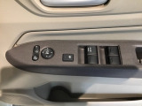 電動格納式リモコンドアミラーと、パワーウィンドウスイッチ等は運転席ドアにあります。