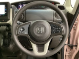 ハンドルにHondaセンシング系のクルーズコントロールやレーンキープアシストなどのスイッチと、オーディオの操作スイッチが装備されています。ハンドルから手を離さず安全に操作できます。