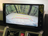 【バックカメラ】駐車時に後方がリアルタイム映像で確認できます。大型商業施設や立体駐車場での駐車時や、夜間のバック時に大活躍!運転スキルに関わらず、今や必須となった装備のひとつです!