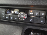 フルオートエアコンが装備されています!お好みの温度設定をするだけでエアコンの風量やモードの切り替えを自動でコントロールしてくれます!ユーザーの操作が少なく燃費走行にもつながります!