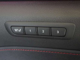 運転席ドアノブ付近にシートメモリー機能スイッチが装備されております。最大3つのポジションで記憶させる事が可能となっております。