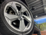 【純正18インチアルミホイール】外観にマッチした純正アルミホイールを装着しております。各種社外アルミホイールや、スタッドレスタイヤも取扱いしております。是非ご相談ください♪