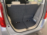 後席を倒さなくても、ゆとりある荷室。
