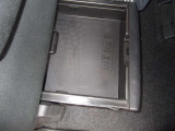 後席シート下には引き出し式の収納部(左右にございます。)