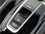 オートブレーキホールド機能付き電子パーキングブレーキ!ブレーキペダルを足から離しても停車状態を保ちます。アクセルを踏めば自動でブレーキが解除され、発進可能!
