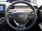 ハンドル左側にはオーディオ操作が出来るオーディオリモートコントロールスイッチ、右側にはHonda SENSINGとオートクルーズコントロールのスイッチを装備!