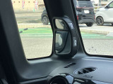 助手席側ピラーにミラーを配置。運転席に座った状態で死角になりやすい左側を確認でき、幅寄せや縦列駐車、車庫入れの際に役立ちます。