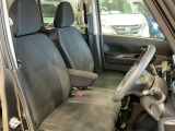 運転席はほどよくホールド感のある形状をしておりますので、運転がし易いです!