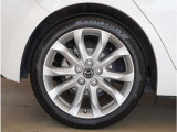 【純正アルミホイール】外観にマッチした純正アルミホイールを装着しております。ノーマルタイヤ、スタッドレスタイヤも広島マツダにお任せください。