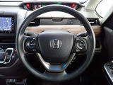 ハンドル左側にはオーディオ操作が出来るオーディオリモートコントロールスイッチ、右側にはHonda SENSINGとオートクルーズコントロールのスイッチを装備!