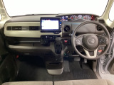 車内は光触媒抗菌消臭施工済です。スタイリッシュなデザインで暖かみのあるインパネ周りを演出します。グローブボックスやカップホルダーのほかにトレーなどたくさんの収納スペースが装備されています。