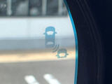 【ブラインドスポットインフォメーション】走行中、ドアミラーの死角になりやすい箇所に後続車が接近するとサイドミラー付近に警告を表示、ドライバーに注意喚起をしてくれます。