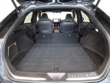 セカンドシートを倒した状態です。セカンドシートは独立可倒、荷物に合わせてラゲッジスペースをアレンジできます。