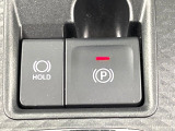 【電動パーキングブレーキ】パーキングブレーキは便利な電動式!ボタン一つで操作でき、アクセルを踏めば自動で解除されます♪レバーやペダルが無いので運転席廻りもすっきりしますね♪