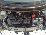 エンジンルームになります。内外装だけでなくこちらも清掃済みです。 納車までにディーラーが使用している工場にもう1度しっかり点検いたしますので、安心してお乗りいただけると思います。