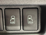 【両側パワースライドドア】スマートキーや運転席のスイッチで後席両側スライドドアの開閉が可能♪電動だから力を入れてドアを開ける必要が無く、小さなお子様でも簡単に開け閉めでき快適です♪
