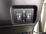 【両側パワースライドドア】両側がパワースライドドアになっており、運転席のスイッチやスマートキーでも開閉が可能です!開口部も広いので乗り降りも楽々♪