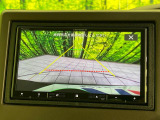 【バックカメラ】駐車時に後方がリアルタイム映像で確認できます。大型商業施設や立体駐車場での駐車時や、夜間のバック時に大活躍!運転スキルに関わらず、今や必須となった装備のひとつです!