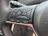 お手元での操作でボリュームやラジオの操作ができる安心のステアリングスイッチ付きとなっております。