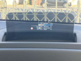 人気のヘッドアップディスプレイ!現在の車速、ナビゲーション・システムによるルート案内の矢印表示、チェック・コントロール、前車接近警告など、さまざまな情報をドライバーの視界内に直接表示いたします!
