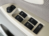 【電動格納ミラー】サイドミラーは電動格納式となっており、狭い駐車場でもキズがつくリスクを抑えられます。