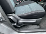 シートリフター付きでシートの上下の調整ができるので、適したドライビングポジションが取れます