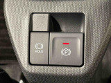 指先だけで簡単に操作が可能な電動パーキングブレーキを採用。「HOLD」スイッチを押すと、渋滞や信号待ちなどでブレーキペダルから足を離しても、ブレーキを保持するので安心です