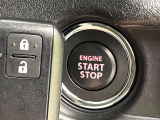 【キーレススタートシステム】カバンやポケットに入れたままでもドアの施錠・解錠が可能なスマートキーを装備。エンジンのオン・オフ時もカギを取り出す必要が無いからとっても便利です♪