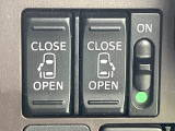 【両側パワースライドドア】スマートキーや運転席のスイッチで後席両側スライドドアの開閉が可能♪電動だから力を入れてドアを開ける必要が無く、小さなお子様でも簡単に開け閉めでき快適です♪