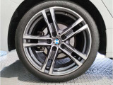 BMWの純正アロイホイールは軽量かつ強度にも優れているホイールで走行性能を引き上げる設計になっております。足元にもBMWは妥協がなくこだわっている個所になります。