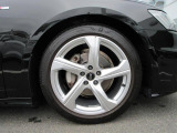 全車両に標準装備の純正アルミホイールは、純正ならではのバランスの良いデザインと、走行安定性をお楽しみ頂けます。
