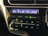 【オートエアコン】「AUTO」スイッチで車内の温度を一定に保ってくれるオートエアコン。快適装備の代名詞。もちろんマニュアル操作も可能ですよ。