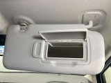 【運転席サンバイザー】鏡が付いているのでメイク直しなどにも便利★