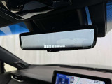 デジタルインナーミラー付き。後方視野角が広く、後席に同乗者がいても後方を確認しやすく安心です。