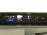 デジタルメーターのレイアウトを最適化しました。運転時のストレスを軽減し安全・安心な運転へ貢献します。