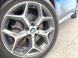 ●純正18インチアルミホイール:輸入車ならではの卓越した走りを支えるホイールと足回りです!日本車の走りに慣れている方にもぜひ体感して頂きたいほど、高いレベルでまとまっています!