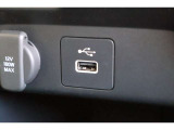 USBソケットがついていますのでコードを繋げばスマートフォンなどの充電が出来ます!オーディオソース USB 対応しております。
