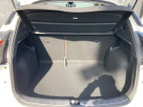 後部座席に座れる状態でも荷室はこれだけの広さがあるのでお出かけやお買い物にも重宝します。ついつい買い物しすぎても安心ですね♪