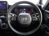 ハンドル左側にはオーディオ操作が出来るオーディオリモートコントロールスイッチ、右側にはHonda SENSINGとオートクルーズコントロールのスイッチを装備!