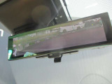 スマートルーミラー装備車両後方のカメラ映像をミラ-面に映し出すので、車内の状況や、天候などに影響されにくく、よりクリアな後方視界が得られます。