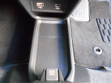 運転先からも助手席からも使いやすい位置に充電用USBジャック付いています☆