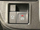 指先だけで簡単に操作が可能な電動パーキングブレーキを採用。「HOLD」スイッチを押すと、渋滞や信号待ちなどでブレーキペダルから足を離しても、ブレーキを保持するので安心です