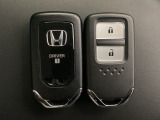 スマートキーを装備しています。鍵を差し込むことなくドアロックの開け閉めと、スタートボタン操作でのエンジンスタートができます。スペアキーも同じものを用意しております。