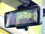 【インテリジェントルームミラー】後席の大きな荷物や同乗者で後方が確認しづらい時でも安心!カメラが撮影した車両後方の映像をルームミラー内に表示。クリアな視界で状況の確認が可能です!