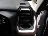 運転席のカップホルダーはエアコンの吹き出し口にありますので冷やしたり温めたりすることが出来ます☆